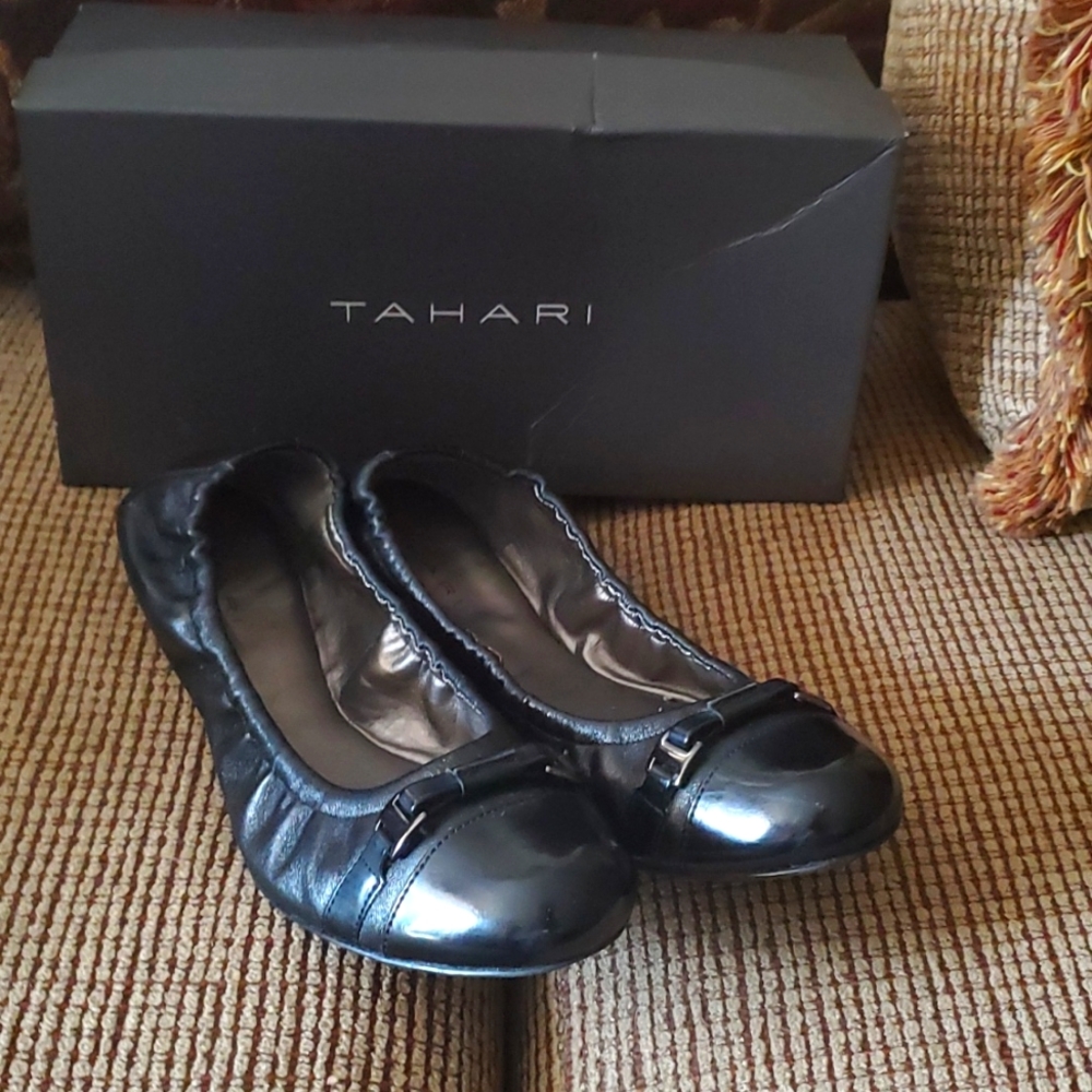 Good condition TAHARI Black Flats Size 8.5